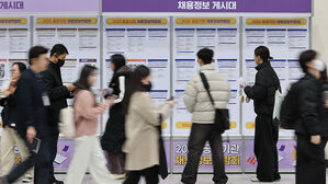 채용 정보 살펴보는 청년들