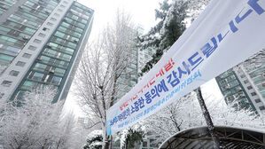'1기 신도시 정비 선도지구 선정 결과'가 발표된 27일 오후 경기도 고양시 백송마을 1단지에 재건축 동의에 감사하는 플래카드가 걸려 있다.