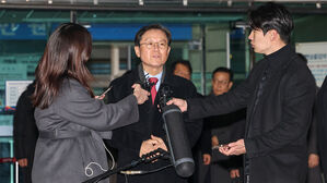 취재진 질문 답하는 윤갑근 변호사