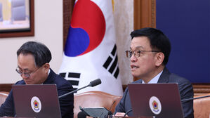 최상목 대통령 권한대행 부총리 겸 기획재정부 장관이 14일 정부서울청사에서 국무회의를 하고 있다.