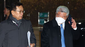 영장심사 마치고 법원 나서는 윤대통령 측 변호인들