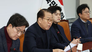 국민의힘 권영세 비상대책위원장(왼쪽 두번째)이 19일 국회에서 열린 긴급비상대책위원 회의에서 발언하고 있다.