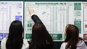 2025학년도 대학수학능력시험 성적표 배부일인 6일 오전 경기도 수원시 영통구 효원고등학교 3학년 교실에서 학생들이 대학 지원 참고표를 보고 있다.
