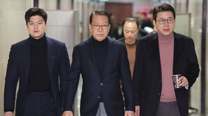 국민의힘 권영세 비상대책위원장(가운데)이 19일 국회에서 열린 긴급비상대책위원 회의에 참석하고 있다.