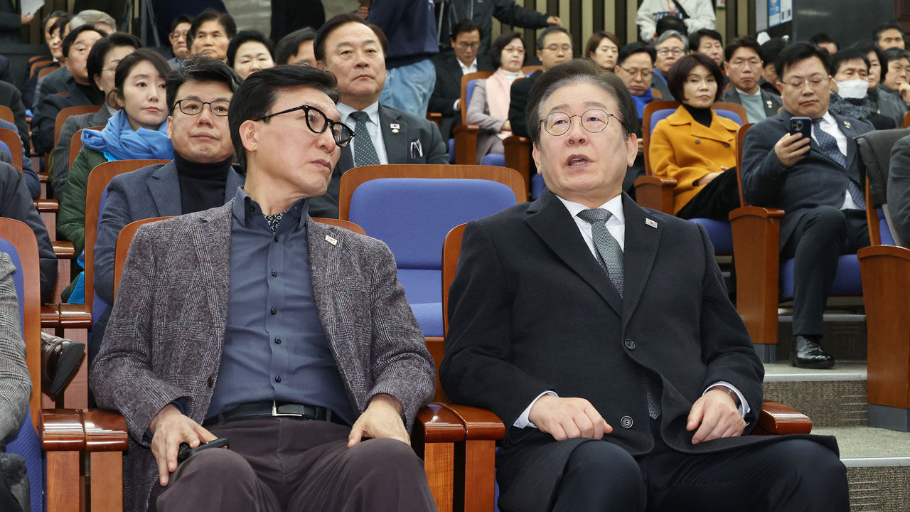 더불어민주당 이재명 대표(오른쪽)가 19일 국회에서 열린 비상의원총회에서 김민석 의원과 대화하고 있다. (사진=연합뉴스)