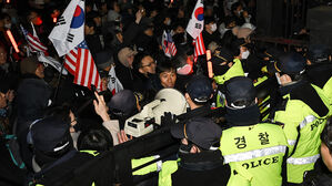 여 일각 "윤 성전에 아스팔트 십자군 참전"&hellip;야 "무법천지당"