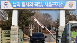 서울구치소 나서는 경호차량(사진=연합뉴스)