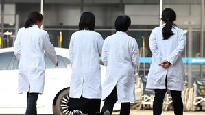 사직 전공의 2.2%만 복귀 택해…9천220명 모집에 199명 지원