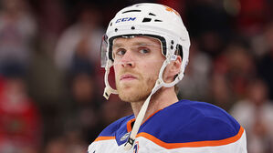 NHL 최고 스타 맥데이비드, 스틱으로 상대 머리 때려 출장 정지