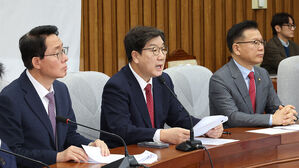 권성동 "공수처 윤 대통령 강제구인, 탄핵심판 방해&hellip;즉각 중단 촉구"