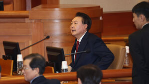 [속보] 국회 측 "윤 대통령 부정선거 주장 방치 안돼&hellip;헌재가 제한해달라"