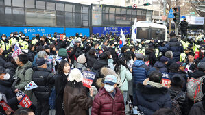 헌재 앞 윤 대통령 지지자들 "밀고 가자"&hellip;경찰 폭행한 1명 체포