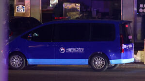 국군서울지구병원 나가는 윤석열 대통령 탑승 추정 호송차(사진=연합뉴스)