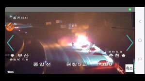 춘천 고속도로 달리던 승용차에서 불 (화면제공 : 시청자 송영훈, 한국도로공사)