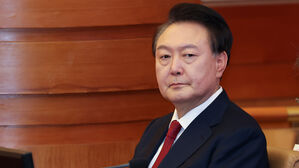 평소 같았던 윤&hellip;대리인 실수하자 '툭' 치고 손 흔들며 답변