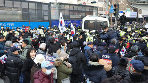 윤 헌재 뜨자 지지자 애국가&hellip;"파면 시 판사들 죽음" 극단 발언