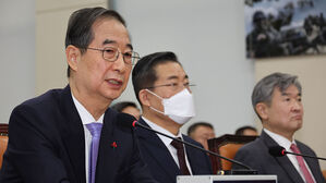 한총리 "정치권 고위직이 금융기관 직접 만나는 건 신중해야"
