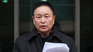 긴급 기자회견 하는 허정무 후보(사진=연합뉴스)
