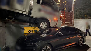 [영상] 얌전히 주차해둔 차량에 '화물차'가 올라타 있었습니다