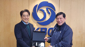 김승우 회장(왼쪽)과 허구연 총재(사진=KBO 제공, 연합뉴스)