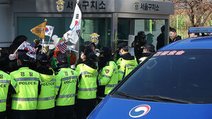 탄핵심판 두번째 출석&hellip;헌재 몰려든 지지자들 "대통령 석방"