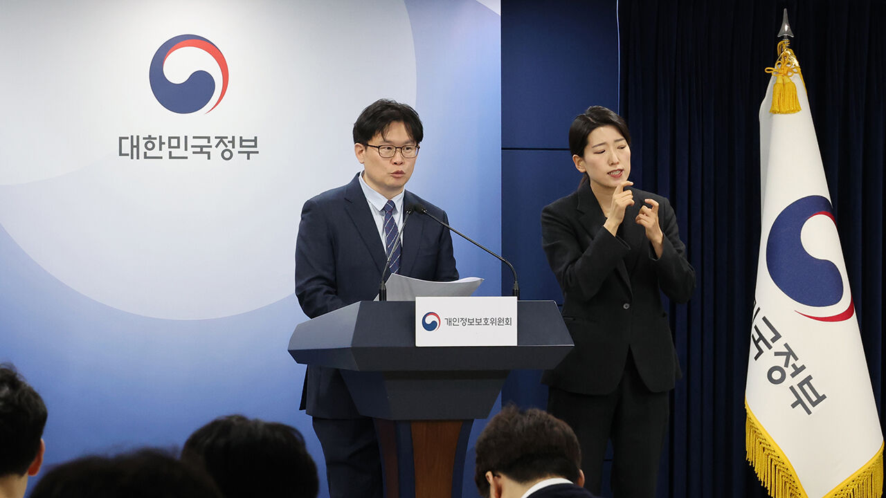 개인정보보호위원회 전승재 조사3팀장이 22일 서울 종로구 정부서울청사에서 전체회의 결과를 브리핑 하고 있다. 개인정보위는 2회 전원회의를 열고 개인정보보호법상 국외이전 규정을 위반한 카카오페이에게 과징금 59억 6,800만 원, 애플에게 과징금 24억 500만 원과 과태료 220만 원을 각각 부과했다고 밝혔다. 