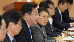 주형환 저출산고령사회위원회 부위원장이 23일 서울 종로구 정부서울청사에서 열린 인구 비상대책회의에서 발언하고 있다.(사진=연합뉴스)