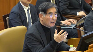 헌재 출석 김용현, 검찰 공소장 속 '윤 혐의' 반박&hellip;"내가 했다"