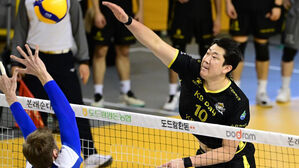 공격 시도하는 나경복(오른쪽)(사진=한국배구연맹 제공, 연합뉴스)