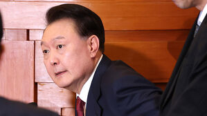 구속 중 헌재 출석에 깔끔한 윤 머리&hellip;법무부 "특혜 아냐"