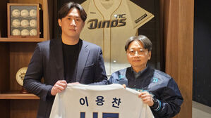 이용찬(왼쪽)과 임선남 NC 단장(사진=프로야구 NC 다이노스 제공, 연합뉴스)