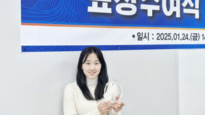 2024년도 대한수영연맹 여자 최우수선수상을 받은 문수아(사진=대한수영연맹 제공, 연합뉴스)
