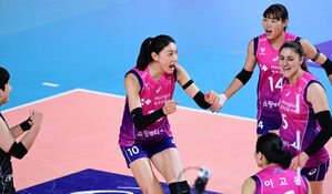 김연경의 화력&middot;피치의 블로킹&hellip;1위 흥국생명, 2위 현대 완파