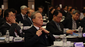 22일 오전 서울 웨스틴조선호텔에서 열린 한국대학교육협의회 정기총회에 차기 회장인 양오봉 전북대 총장(가운데)등이 참석해 있다.