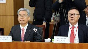 김동철 한국전력공사 사장(왼쪽)과 황주호 한국수력원자력 사장이 23일 오전 정부세종청사에서 열린 산업통상자원부 산하 공공기관장 회의에 참석하고 있다.