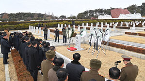 북한 조선중앙통신은 "김일성상수상자이며 로력영웅이며 인민예술가인 황진영동지의 영결식이 26일 신미리애국렬사릉에서 진행되었다"고 27일 보도했다. (사진=조선중앙통신, 연합뉴스)