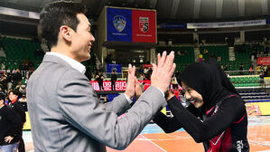 페퍼저축은행을 3-1로 이긴 정관장의 고희진 감독이 메가왓티와 하이파이브 하고 있다.