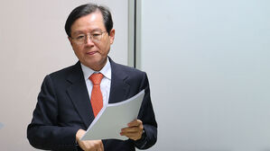 윤석열 대통령 법률대리인단 윤갑근 변호사가 25일 서울 스페이스쉐어 강남역센터에서 열린 기자회견에 입장하고 있다.