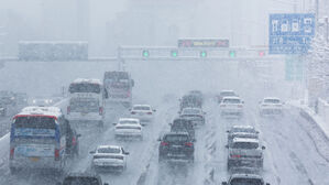 설 전날인 28일 대설 경보가 발효 중인 경기도 용인시 경부고속도로 수원신갈IC 부근에서 차량이 서행하고 있다.