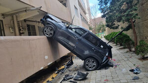 부산서 SUV 차량 아파트 옹벽 아래 5ｍ 추락&hellip;60대 운전자 "브레이크 안 들어"