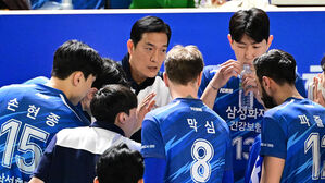 삼각편대 앞세운 남자배구 삼성화재, 한국전력 꺾고 3연패 탈출