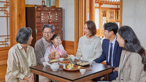 인사 끝나자마자 어색한 침묵?&hellip;이번 명절, 어떤 대화 나누셨나요 [스프]