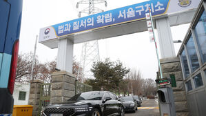 서울구치소 빠져나오는 차량들(사진=연합뉴스)