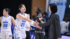 우리은행의 김단비(23번)와 전주원 코치(사진=WKBL 제공, 연합뉴스)