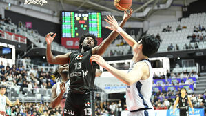 리바운드 따내는 kt의 해먼즈(13번)(사진=KBL 제공, 연합뉴스)