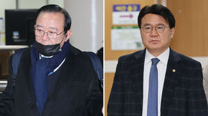 송철호 전 울산시장(왼쪽)과 조국혁신당 황운하 원내대표가 7일 서울 서초구 서울고등법원에서 열린 문재인 정부 청와대의 '울산시장 선거 개입 의혹' 사건 2심 결심공판에 출석하고 있다.