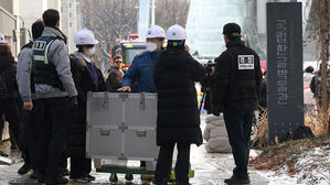 1일 오전 서울 용산구 국립한글박물관에서 불이 나 관계자들이 수장고에서 꺼낸 문화재를 이송하고 있다.