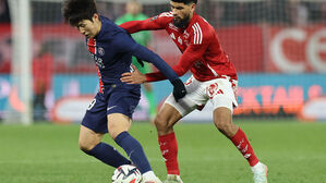 브레스트전에서 공을 모는 PSG 이강인(왼쪽) (사진=AFP, 연합뉴스)