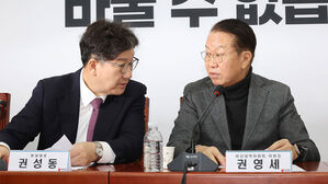 국민의힘 권영세 비상대책위원장(오른쪽)과 권성동 원내대표가 31일 국회에서 열린 비상대책위원 회의에서 대화하고 있다.