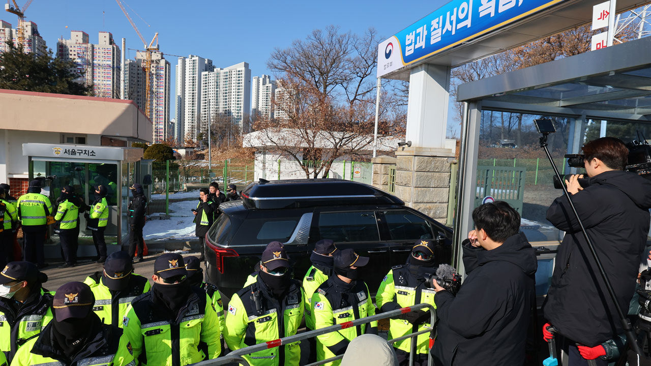 국민의힘 권영세 비대위원장과 권성동 원내대표 등 지도부가 탄 차량이 3일 윤석열 대통령을 면회하기 위해 경기도 의왕시 서울구치소로 들어가고 있다. (사진=연합뉴스)